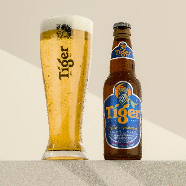 product render pint glass with condensation and water droplets