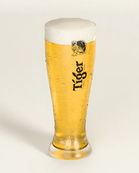 product render pint glass with condensation and water droplets