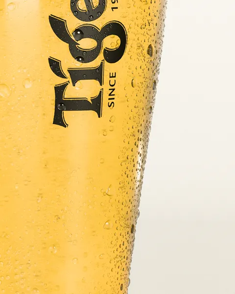 product render pint glass with condensation and water droplets