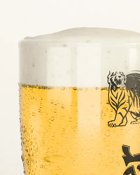 product render pint glass with condensation and water droplets